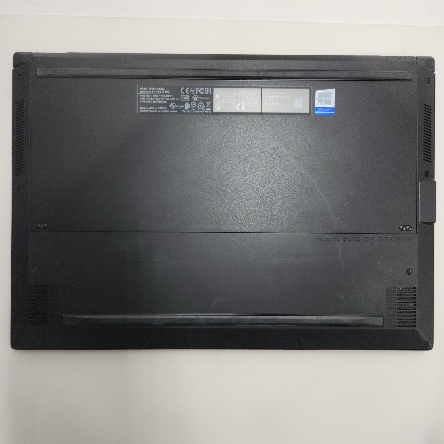 Asus ROG Zephyrus S15 GX502LXS-XS79 15.6" i7-10875H 2.3GHz 32GB RAM 1TB SSD GeForce RTX 2080 Super Max-Q