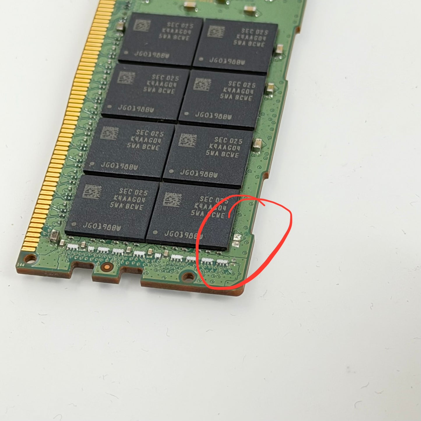 BROKEN Samsung 64GB (1x64GB) RAM DDR4 3200MHz M393A8G40BB4-CWE