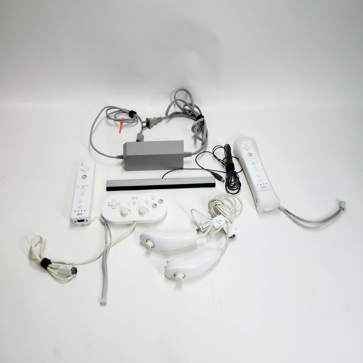 Nintendo Wii Video Game Console RVL-001 White with accessories